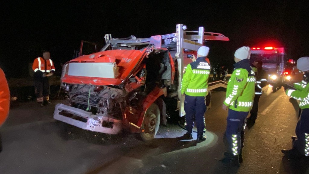 Kocaeli'de sürücü vinçle kurtarıldı!