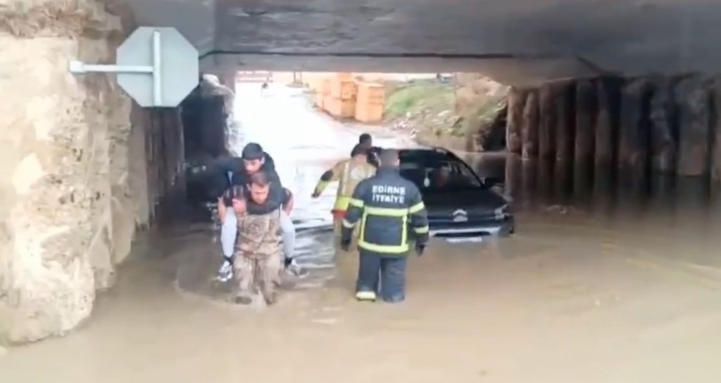 Sağanak yağış hayatı felç etti!