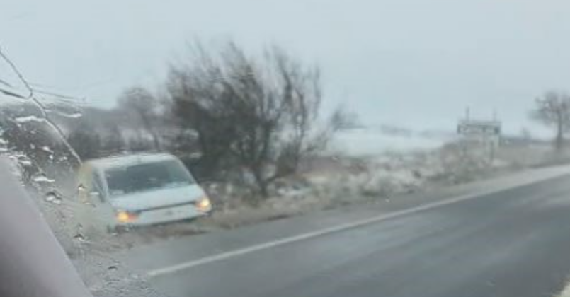 Kontrolden çıktı, çayırlık alana uçtu!