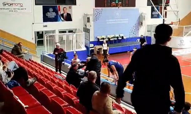 Sporda şiddet salonlara da sıçradı