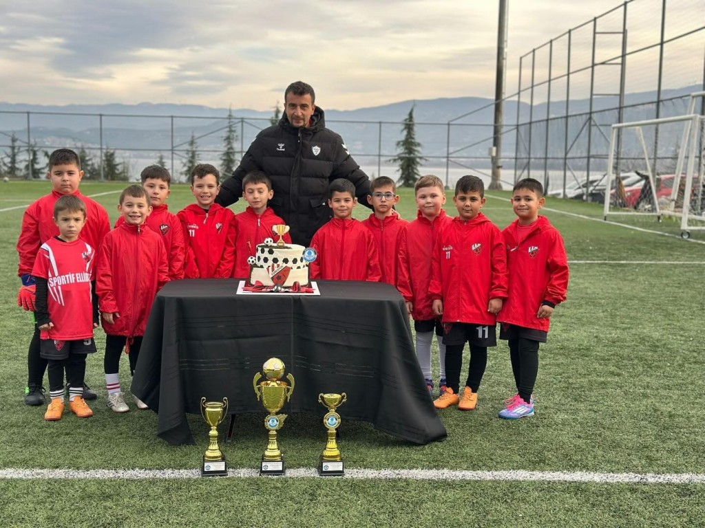 Şampiyon miniklere dev pasta 