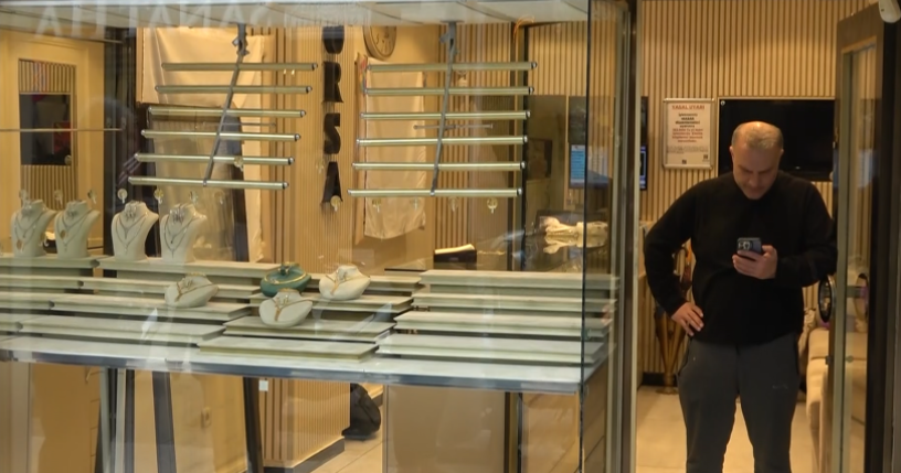 90 saniyede 1,5 kilo altını çaldılar!