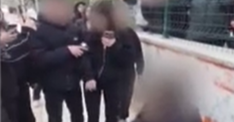 Okul önünde diz çöktürüp zorla özür dilettiler