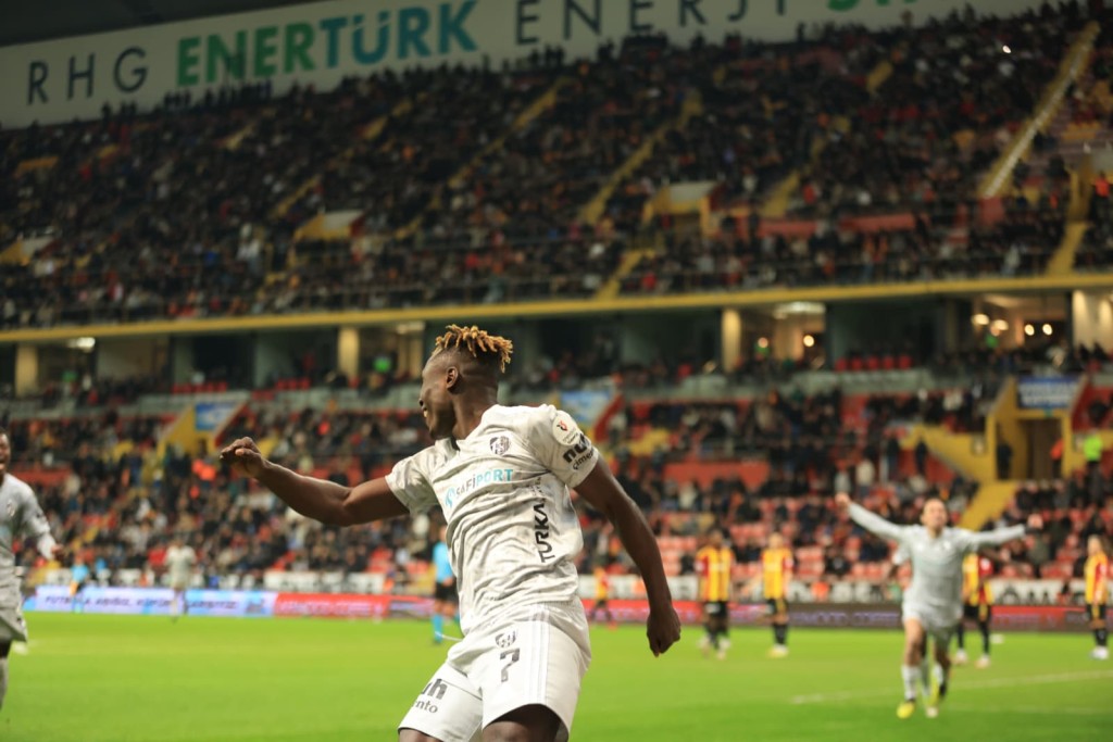 Agyei girdi, maçı aldı