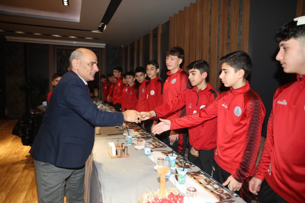 Başkan Söğüt’ten şampiyon futbolculara yemek