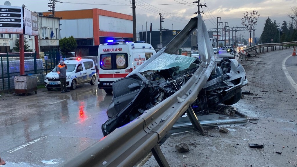  Kocaeli’de korku dolu anlar: Otomobil bariyerlere saplandı