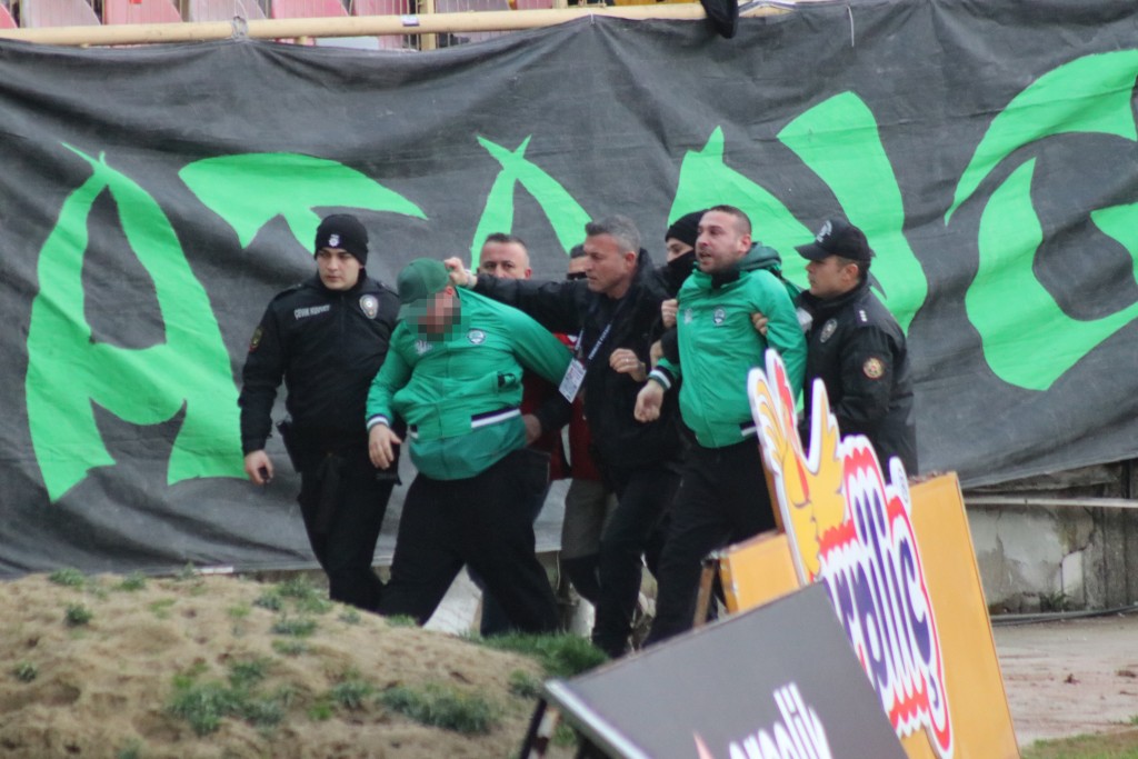 Taraftarlar kelepçeyle sahadan çıkartıldı