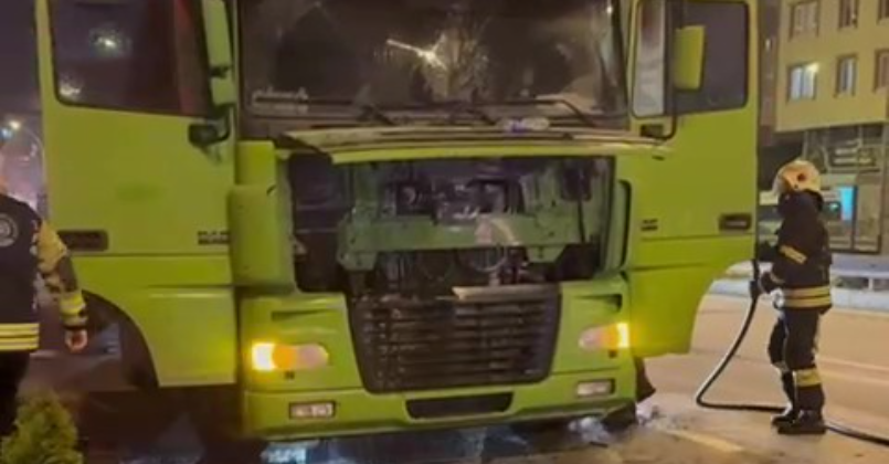 Kocaeli'de seyir halindeki tır alev aldı!