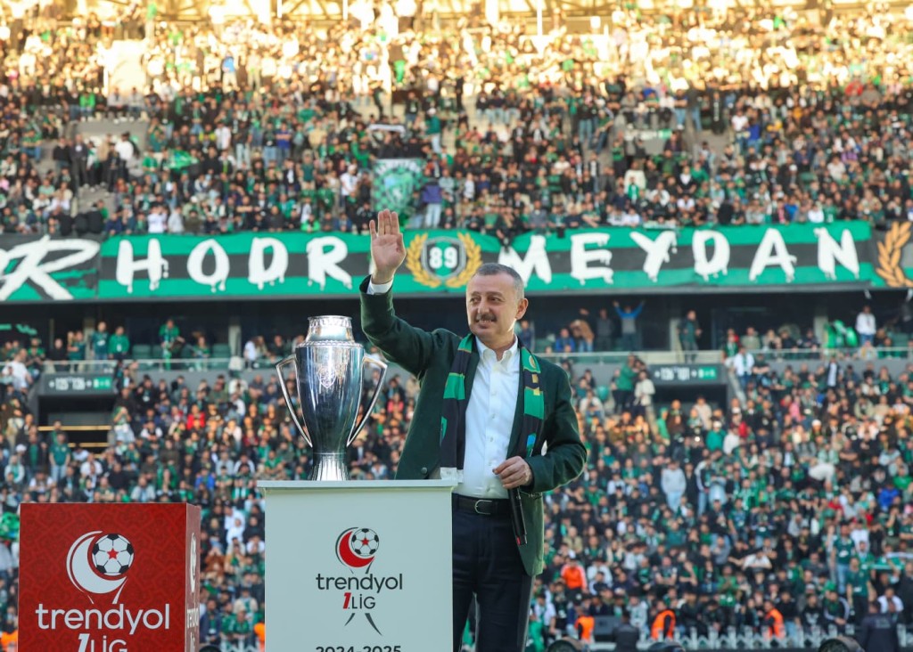 Başkan Büyükakın'dan 3 puana 3'lü kutlama!