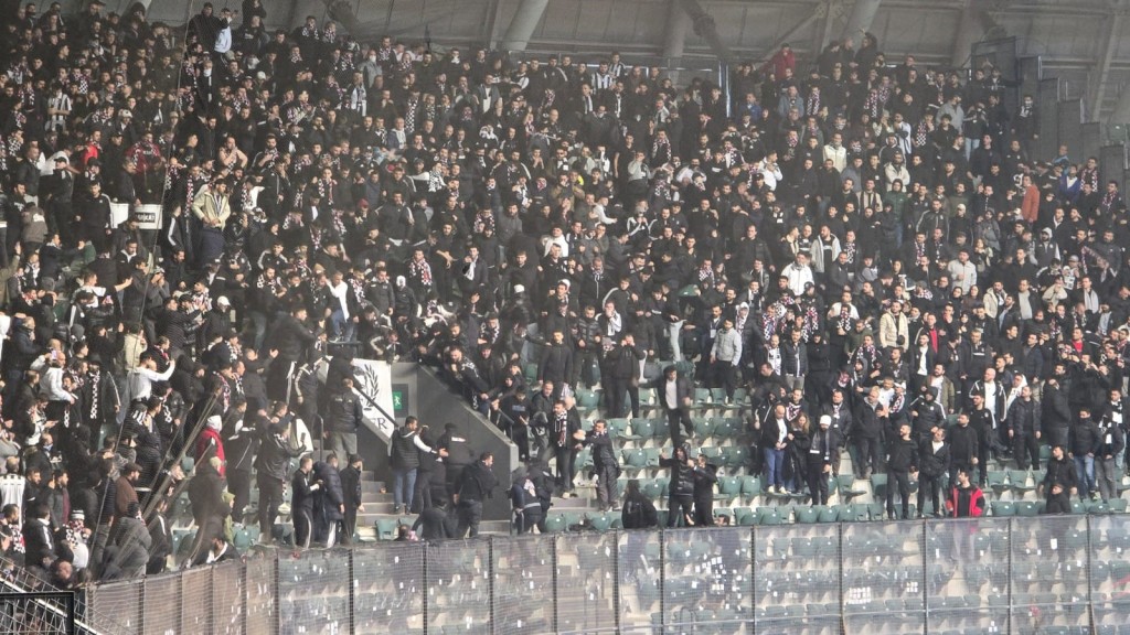 Beşiktaş tribünü karıştı! 15 taraftara adli işlem yapıldı