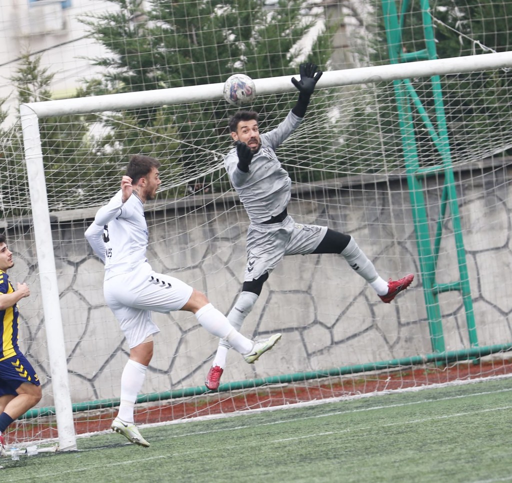 Karamürselspor şartlarını zorluyor