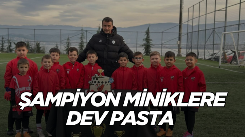 Şampiyon miniklere dev pasta 