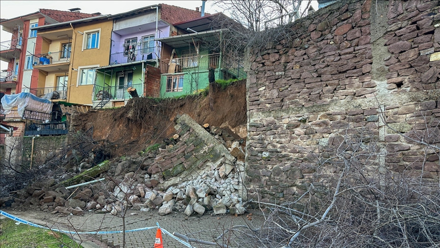 Korkunç olay! 3 ev tahliye edildi