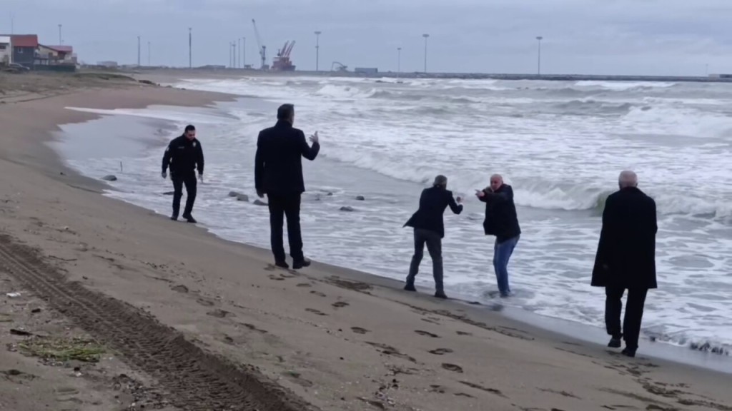 Kızını göremeyince cinnet geçirdi!