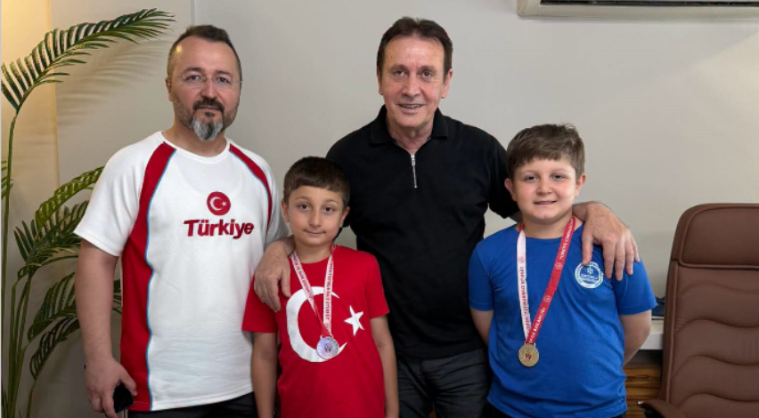 Minik güreşçiler kürsüde