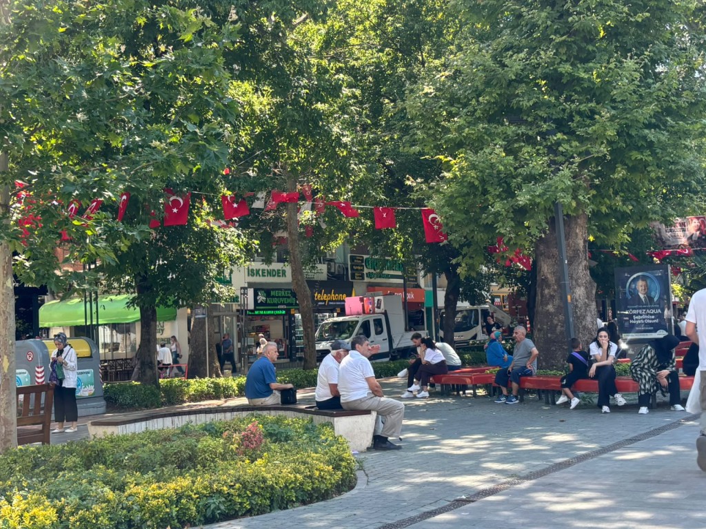 Yaz sıcağı bunalttı: Gölgelik alanlar dolup taşıyor