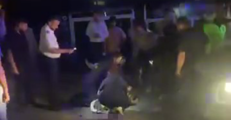 Seyir halindeki motosiklet yayaya çarptı!