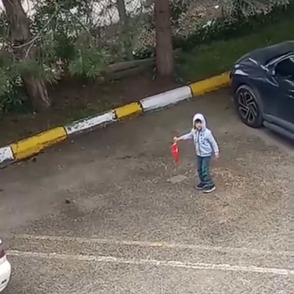 5 yaşındaki çocuğun hareketi takdir topladı!