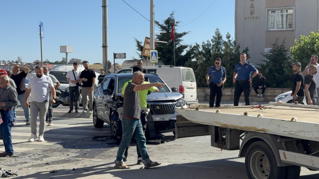 Şerit değiştirirken kontrolden çıktı: 3 kişi yaralandı