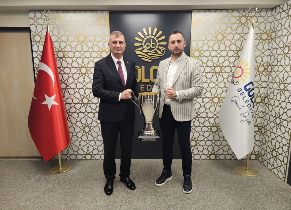 Gölcükspor kupayıBaşkan Sezer’e götürdü