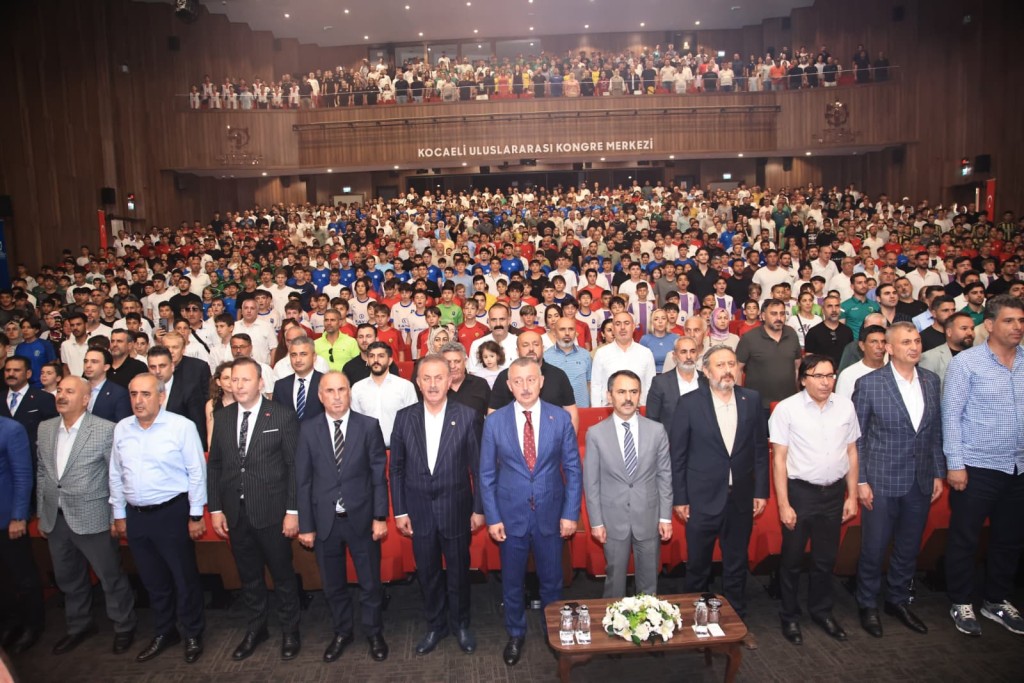 Şampiyonlar kupalarını coşku ile aldı!