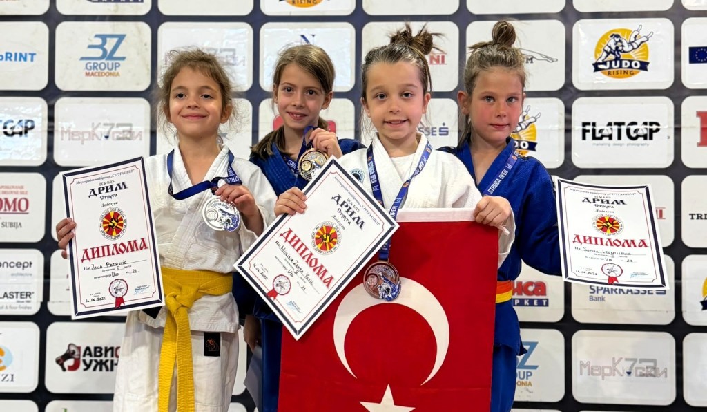 Kağıtspor madalyaları çil çil topluyor!