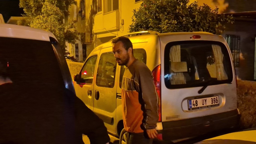 Babasının cesediyle 2 gün yaşadı!