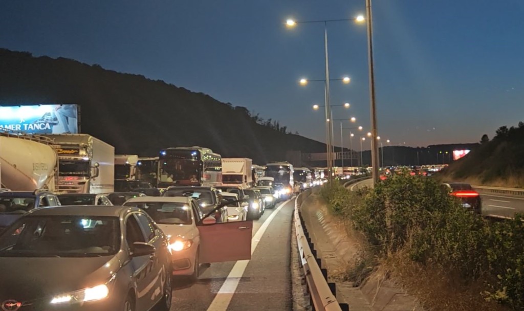 Tabela devrildi, trafik felç oldu!