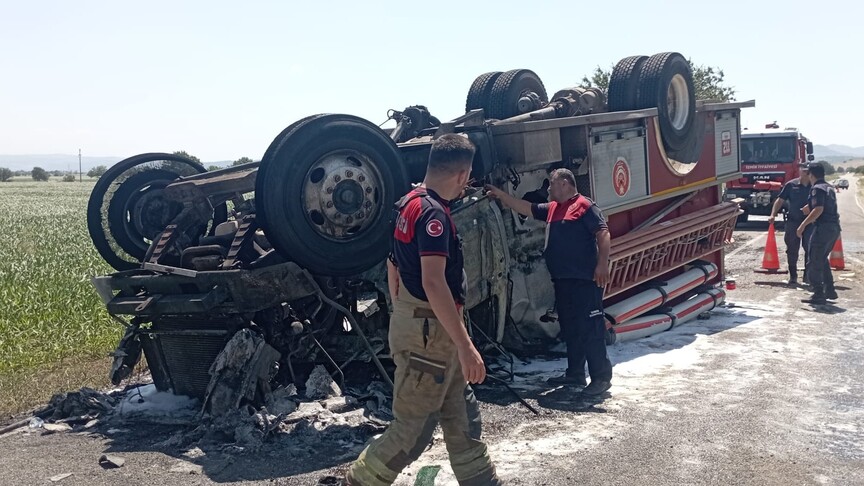 Araç devrildi: 2 itfaiyeci yaralandı
