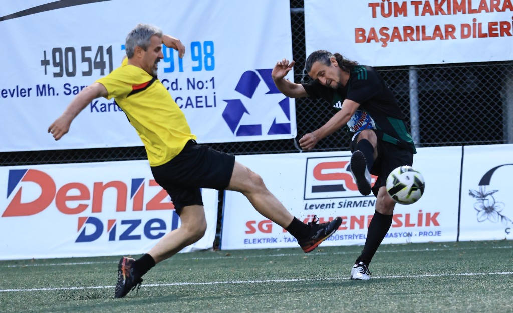 Cumartesi üç final var