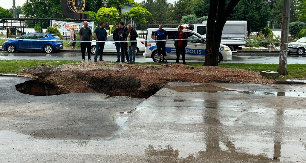 Sağanak sonrası yol çöktü!