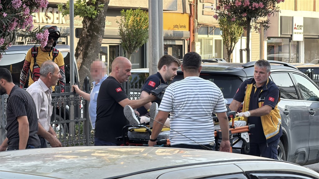 Yaya geçidinden geçerken otomobil çarptı!