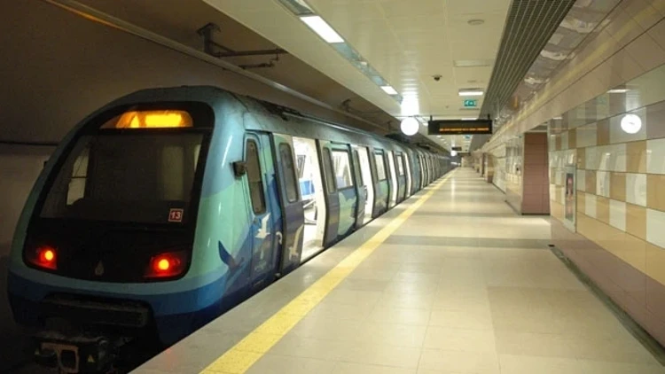 Metro raydan çıktı! Yolcular tahliye edildi