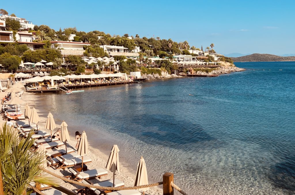 Bu yaz plaja girmek bile hayal oldu! İşte bodrum beach fiyatları...