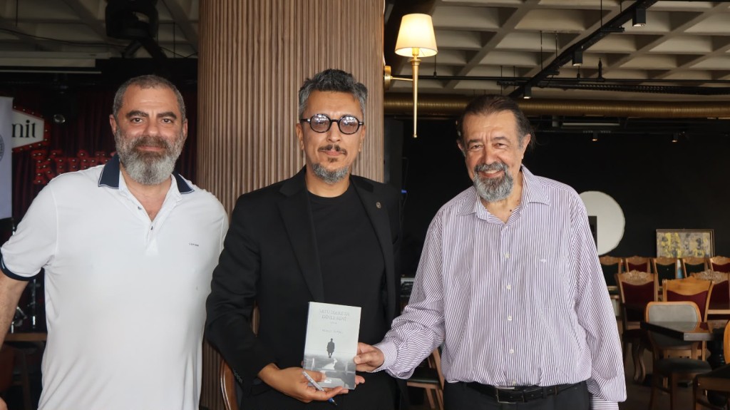 Soysal’ın imza gününe yoğun ilgi