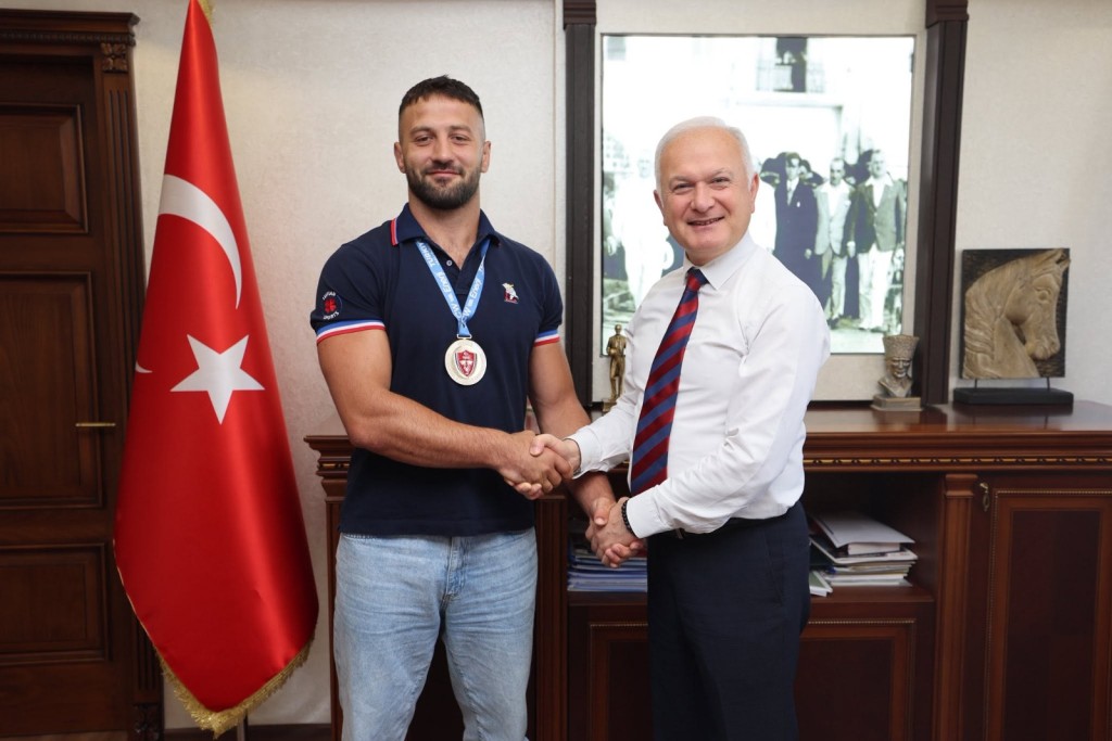 Şampiyon güreşçiye kutlama