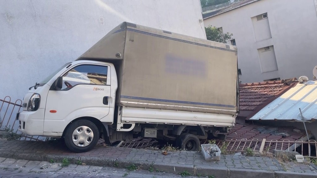 Kamyonet evin çatısına çıktı!