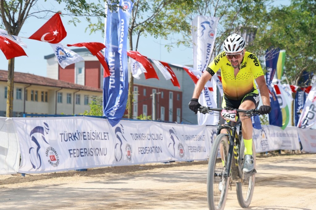 Pedallar kıyasıya çevrildi 