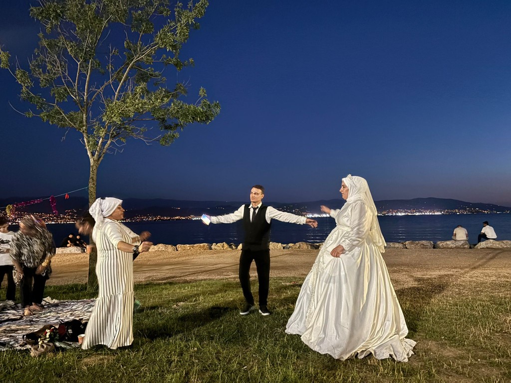 Düğün yetmedi, sahilde göbek attılar