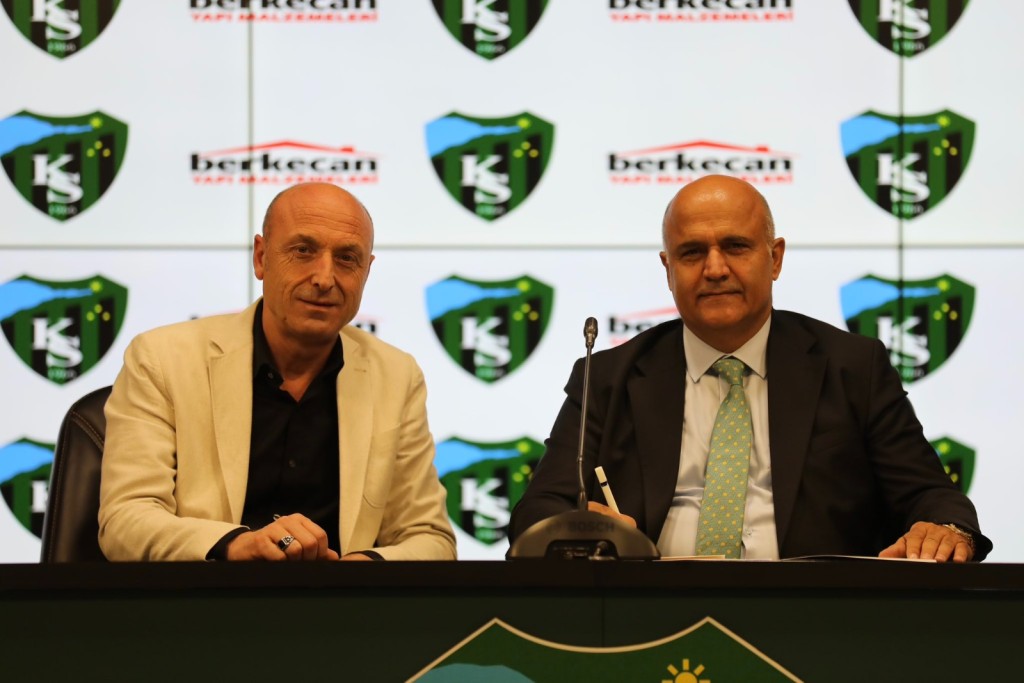 Kocaelispor ile Berkecan resmi imzaları attı