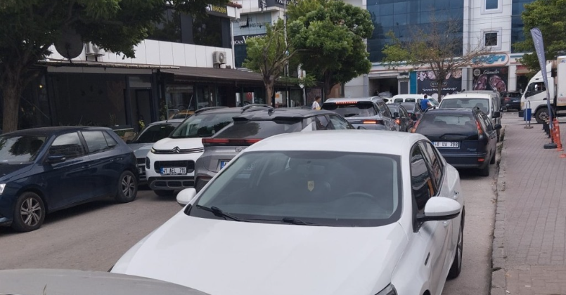 Yenişehir halkı bu sokaktaki trafik işkencesinden bıktı!