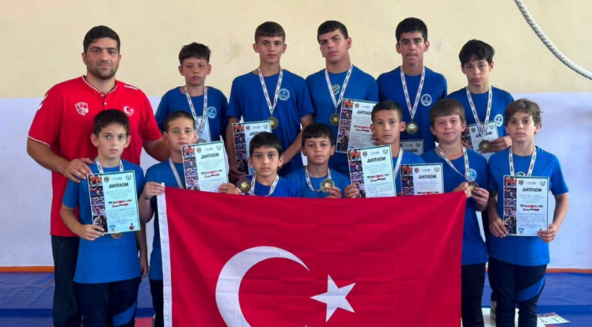 Küçük güreşçiler Moldova’dan madalyalarla döndü 