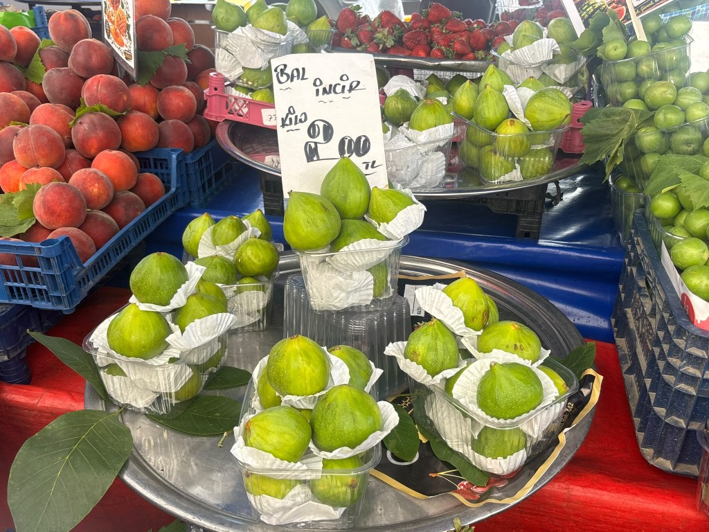 Pazarda üzüm ve incir 200 TL