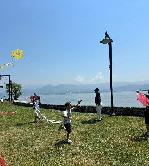 Diplomat çocukları "barış" için uçurtma uçurdu