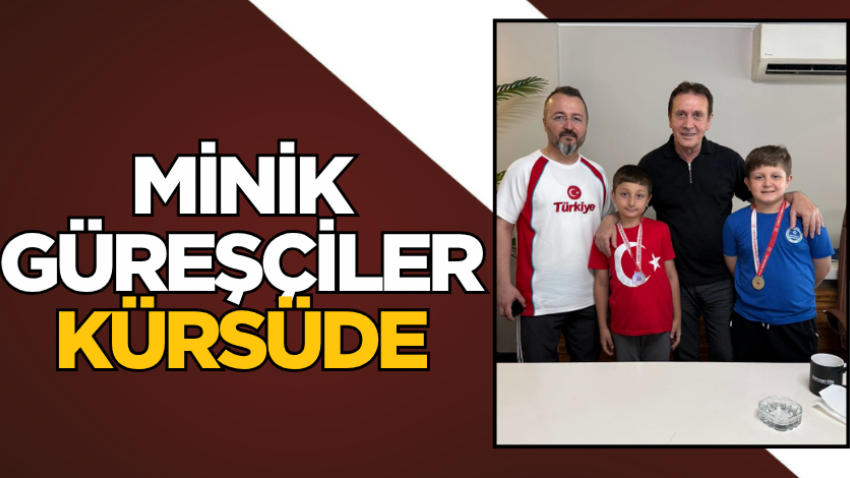 Minik güreşçiler kürsüde
