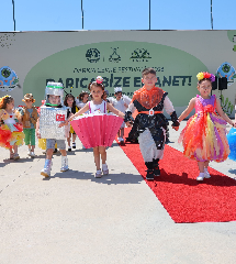 Minikler geri dönüşüm kıyafetleriyle podyuma çıktı