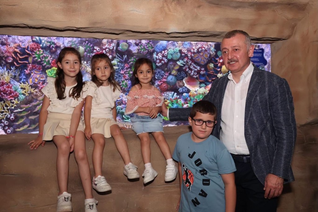 Büyükakın önce Körfez Aqua’da, sonra Karneval’de çocuklarla buluştu
