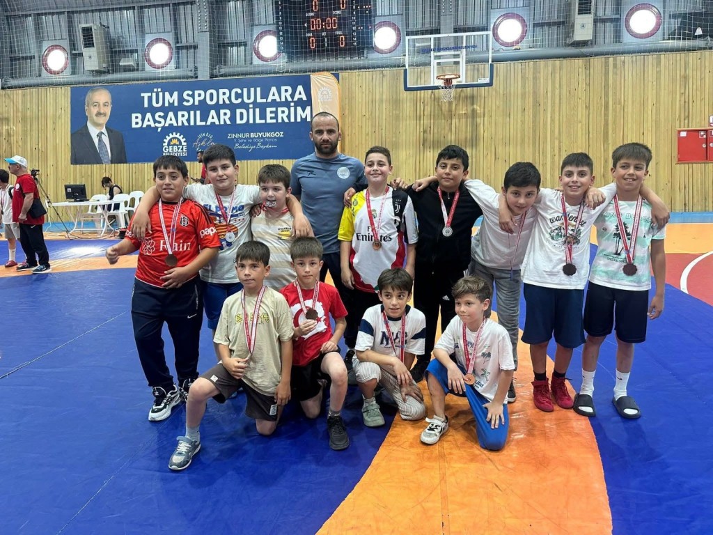 Gölcük’ün minik güreşçileri madalya bırakmadı