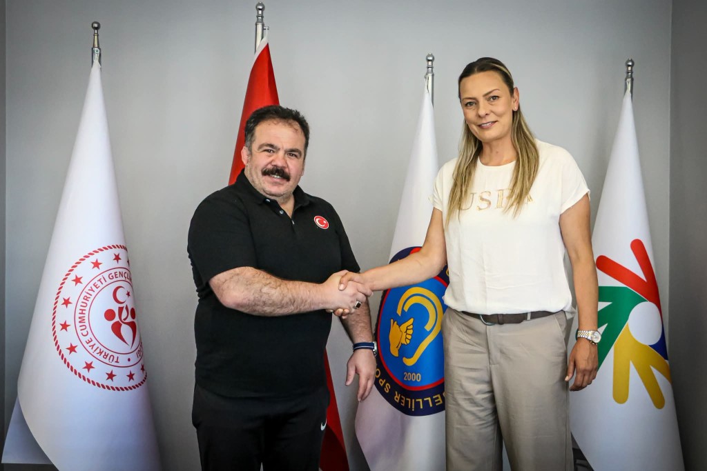 Şampiyon antrenör yeniden görevde!