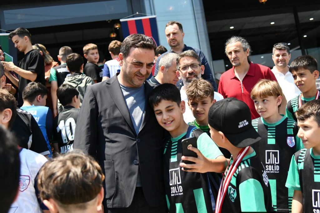 Yasin Özlü'den şampiyonlara tebrik!